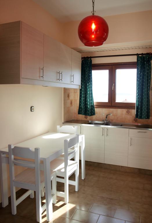 Polydor Apartment Tolo Bilik gambar